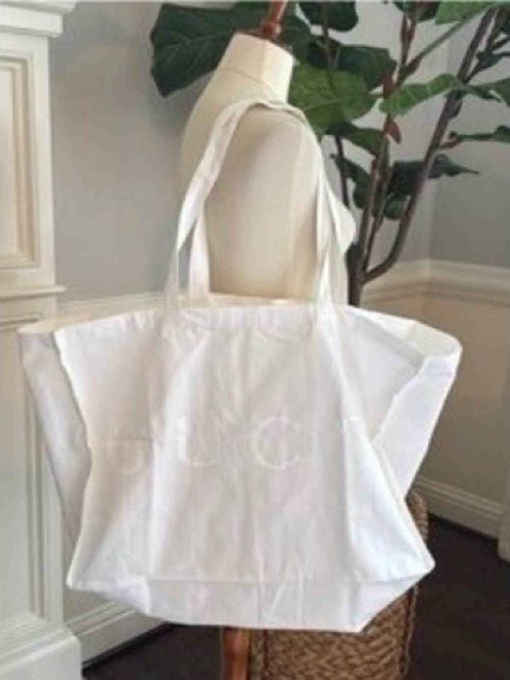 Gucci White Oversized Canvas Tote with Subtle Logo - Picture 8 of 9